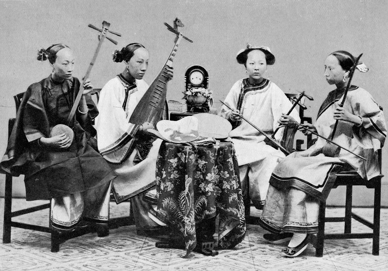 Músicos do sexo feminino com instrumentos musicais chineses tradicionais em Hong Kong, c.1885 (foto de bw) de Lai Afong