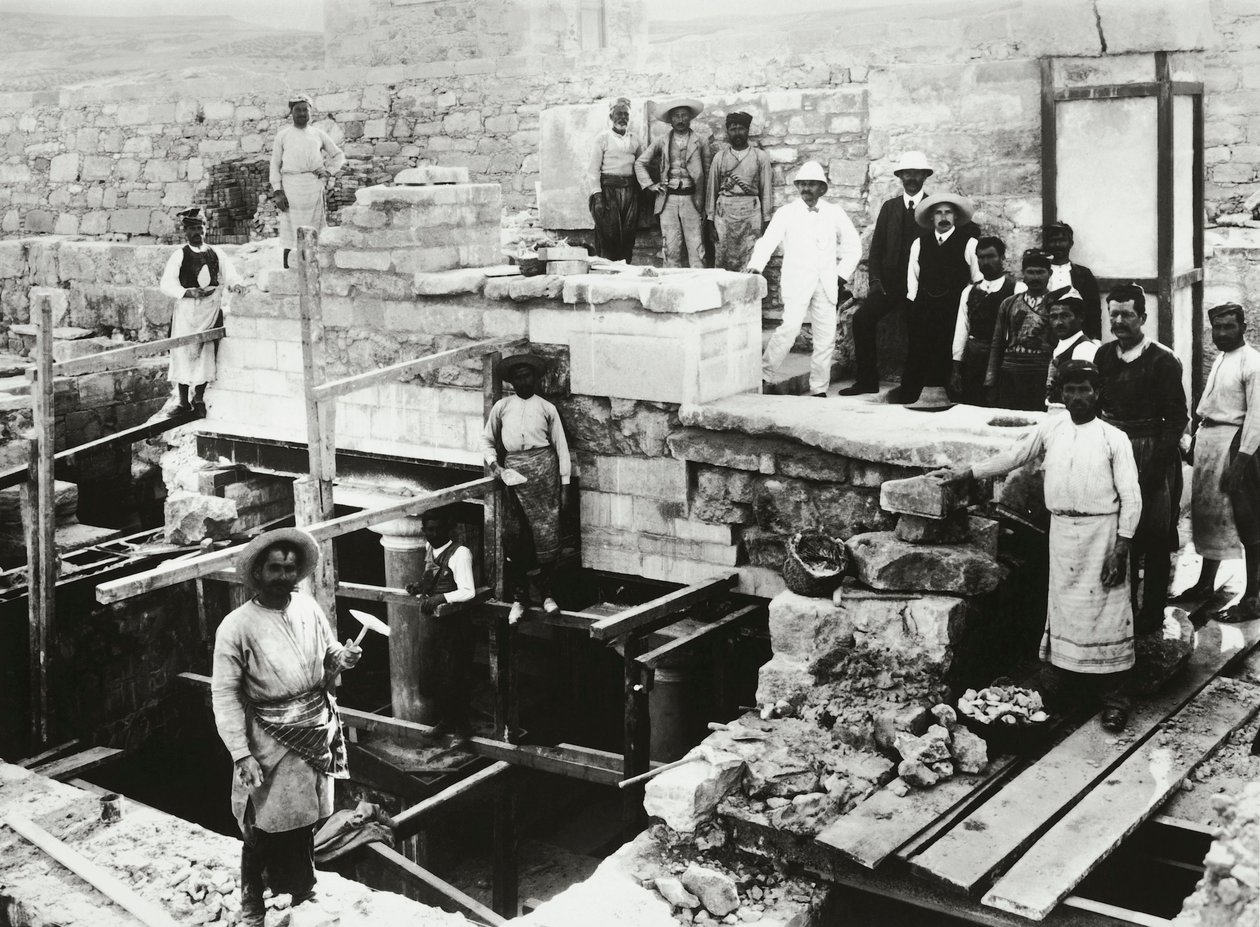 Arthur Evans durante a reconstrução do Palácio Minoan (foto a p/b) de Amadeo (after) Modigliani