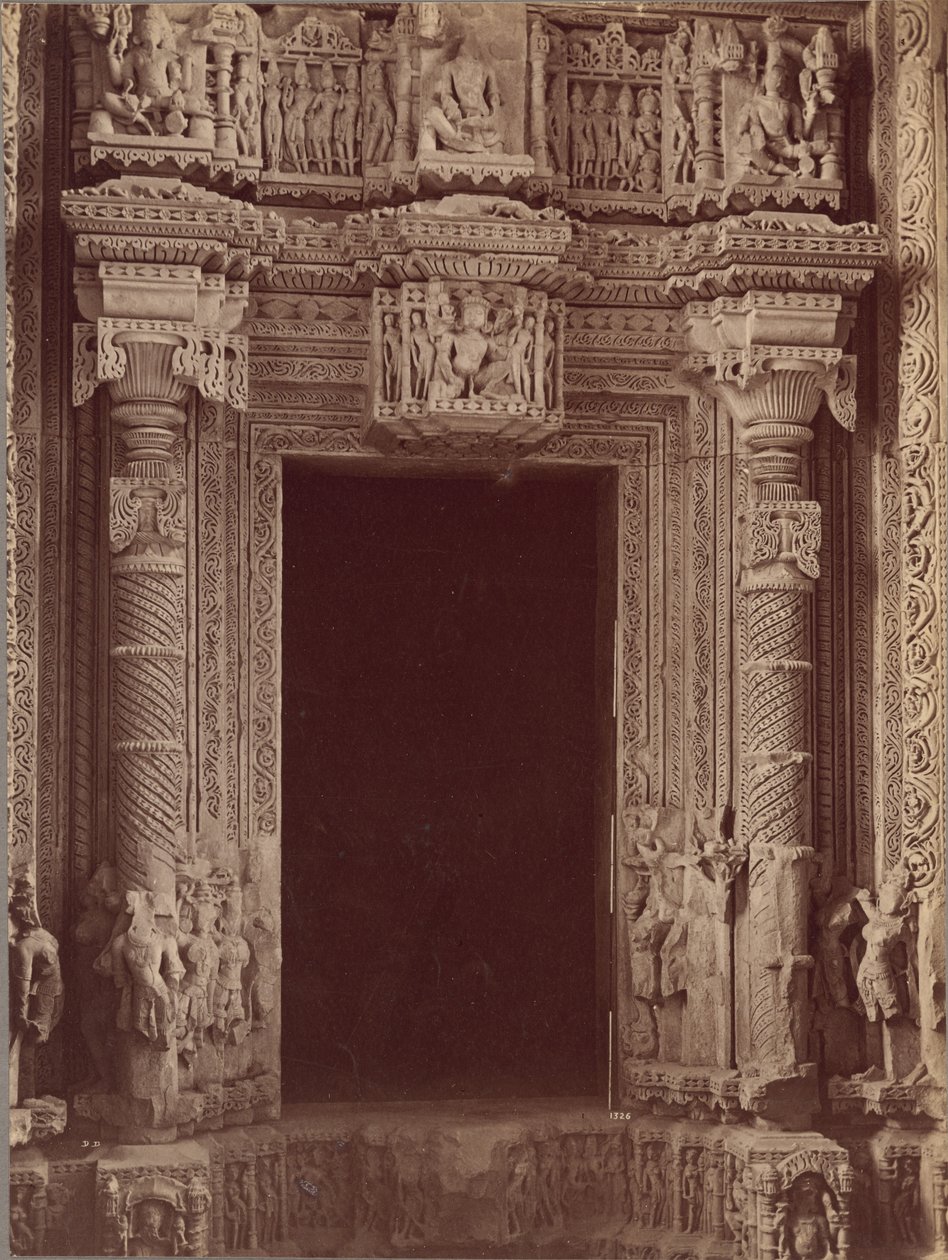 Interior da porta do templo de Sas Bahu, Gwalior de Lala Deen Dayal