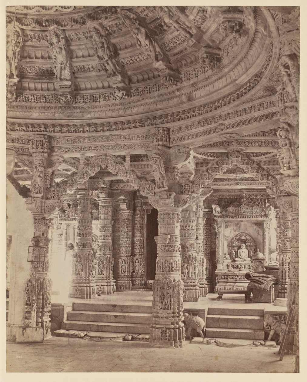 Interior do Templo de Delwara mostrando os pilares e a cúpula do telhado, Monte Abu de Lala Deen Dayal