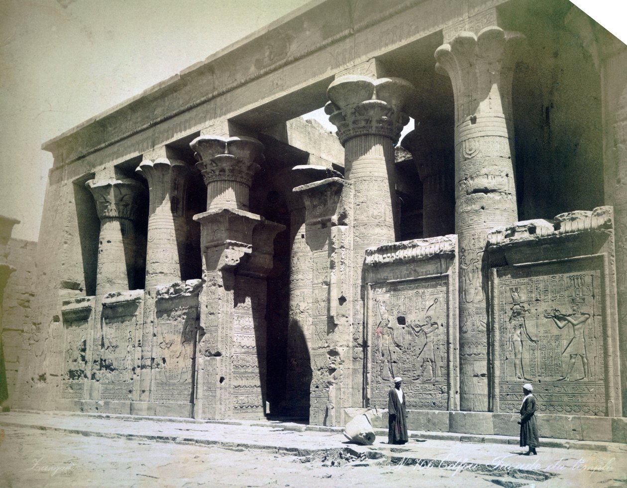 Fachada do templo, Edfu, Egito, século XIX de Langaki