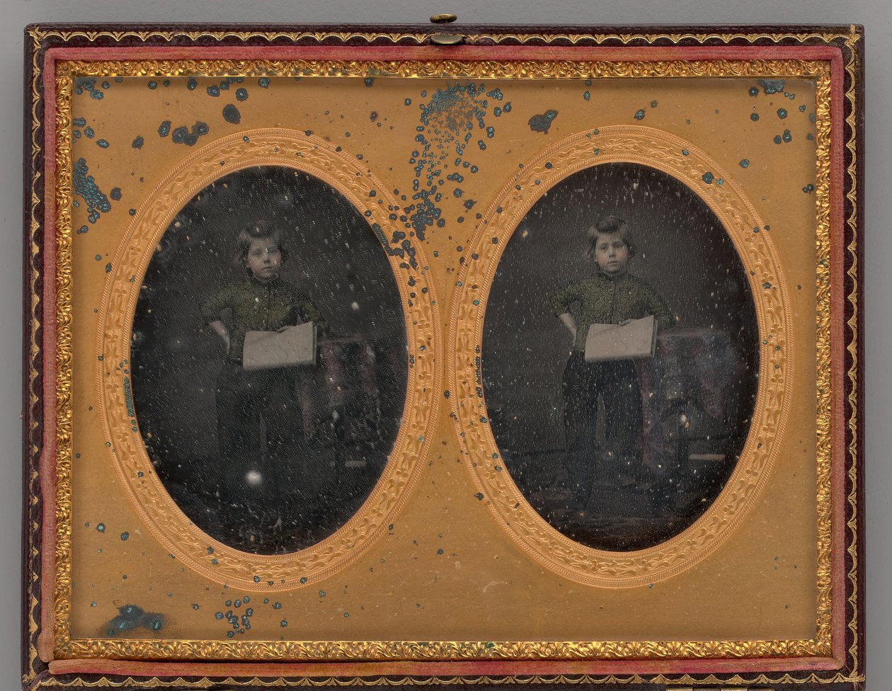 Retrato sem título de um menino de pé, 1867. de Langenheimer and Weimer