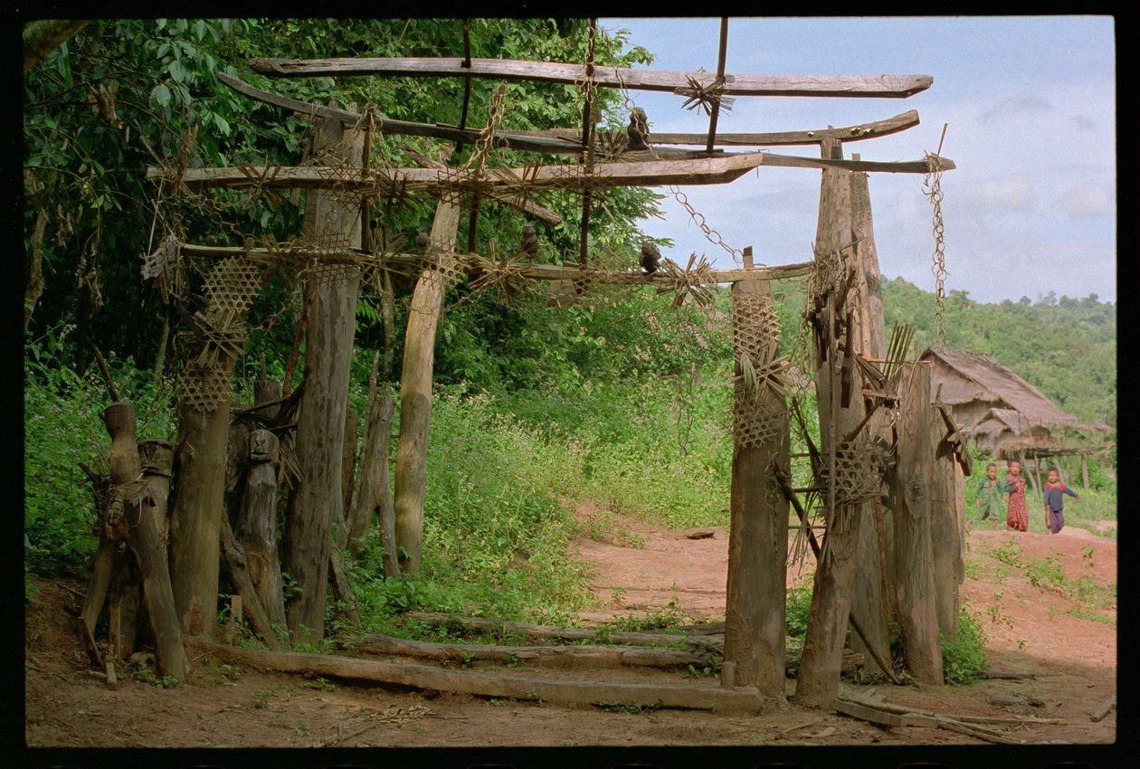 Um portão de espírito na entrada de uma aldeia de Akkha de School Laotian