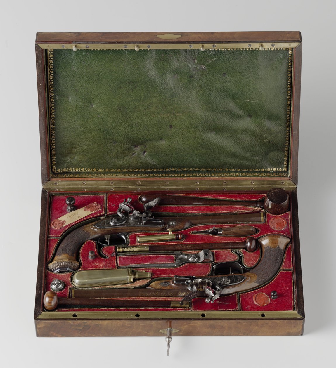 Um par de pistolas, de propriedade de Napoleão, Perin Le Page, c.1813-5 (madeira, ferro, ouro) de Lapage