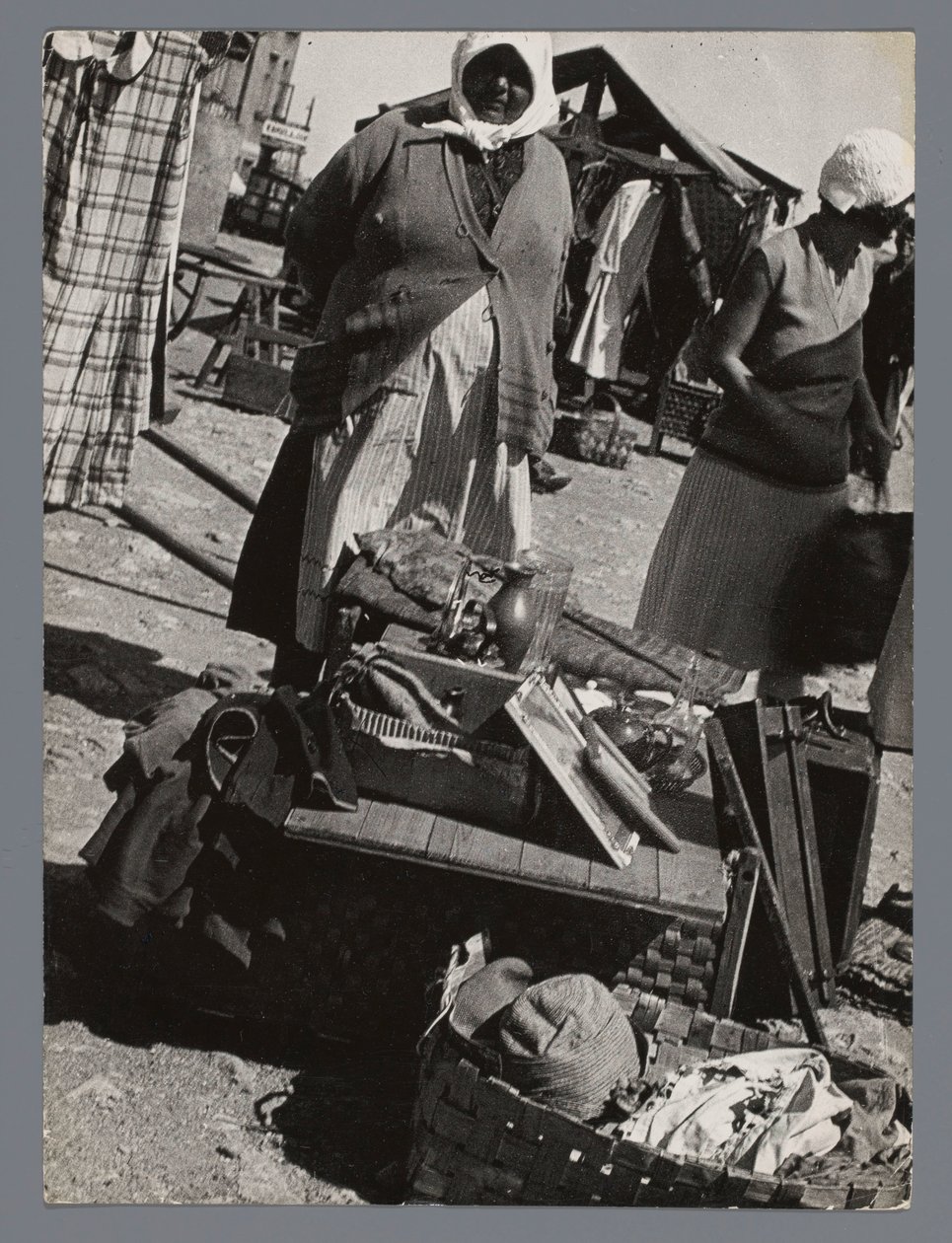 Mercado de pulgas em Turku, Finlândia Marktweiß em Åbo (Turku) Finlândia (título no objeto) de Laszlo Moholy Nagy