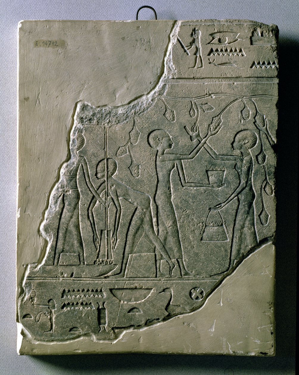 Baixo-relevo das sacerdotisas que colhem uvas, da dinastia 26-30 de Late Period Egyptian