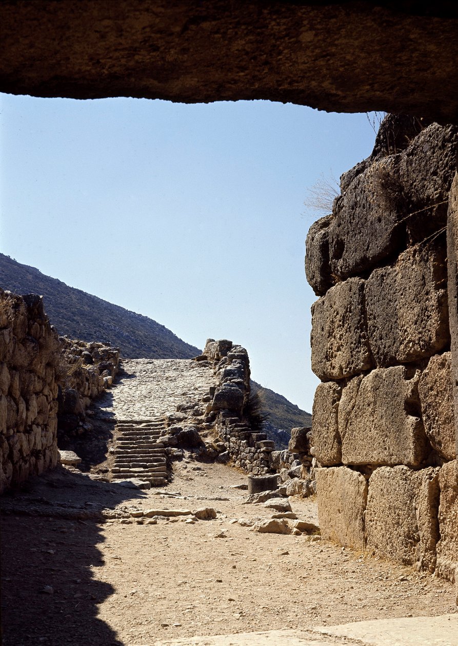Vista da viela da Porta dos Leões: local da antiga cidade de Micenas, no Peloponeso (1500-1100 a.C.) Grécia de Late Helladic Period Mycenaean