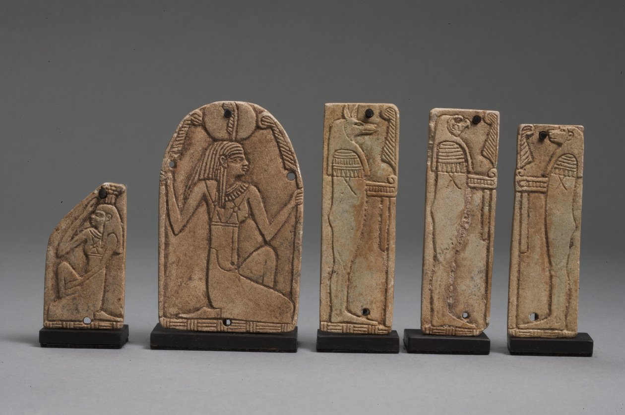 Placas de Maat, Nephthys e filhos de Horus, período dinástico tardio (faiança) (ver também 325656, 325657 e 325658) de Late Period Egyptian