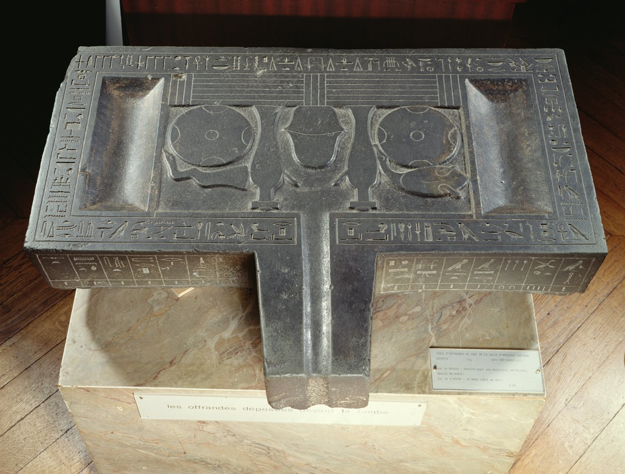 Mesa votiva de Hor-ir-aa, Saite (basalto) de Late Period Egyptian
