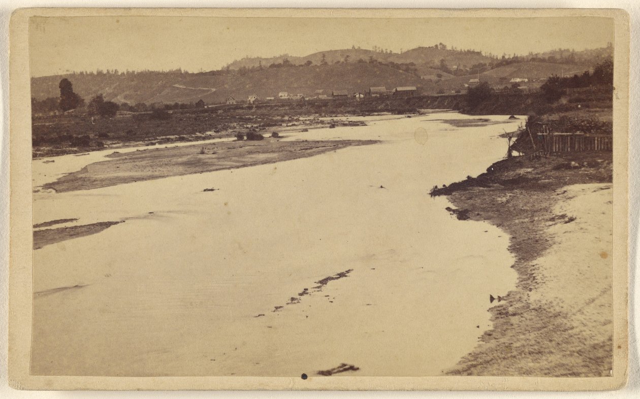 Vista do rio San Lorenzo, a partir da Ponte Pedonal, Santa Cruz. de Lawrence and Houseworth