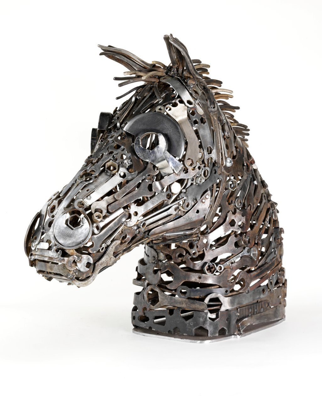Warhorse (metal, chaves inglesas, ferramentas e objetos encontrados) (veja também 440480) de Lawrie Simonson