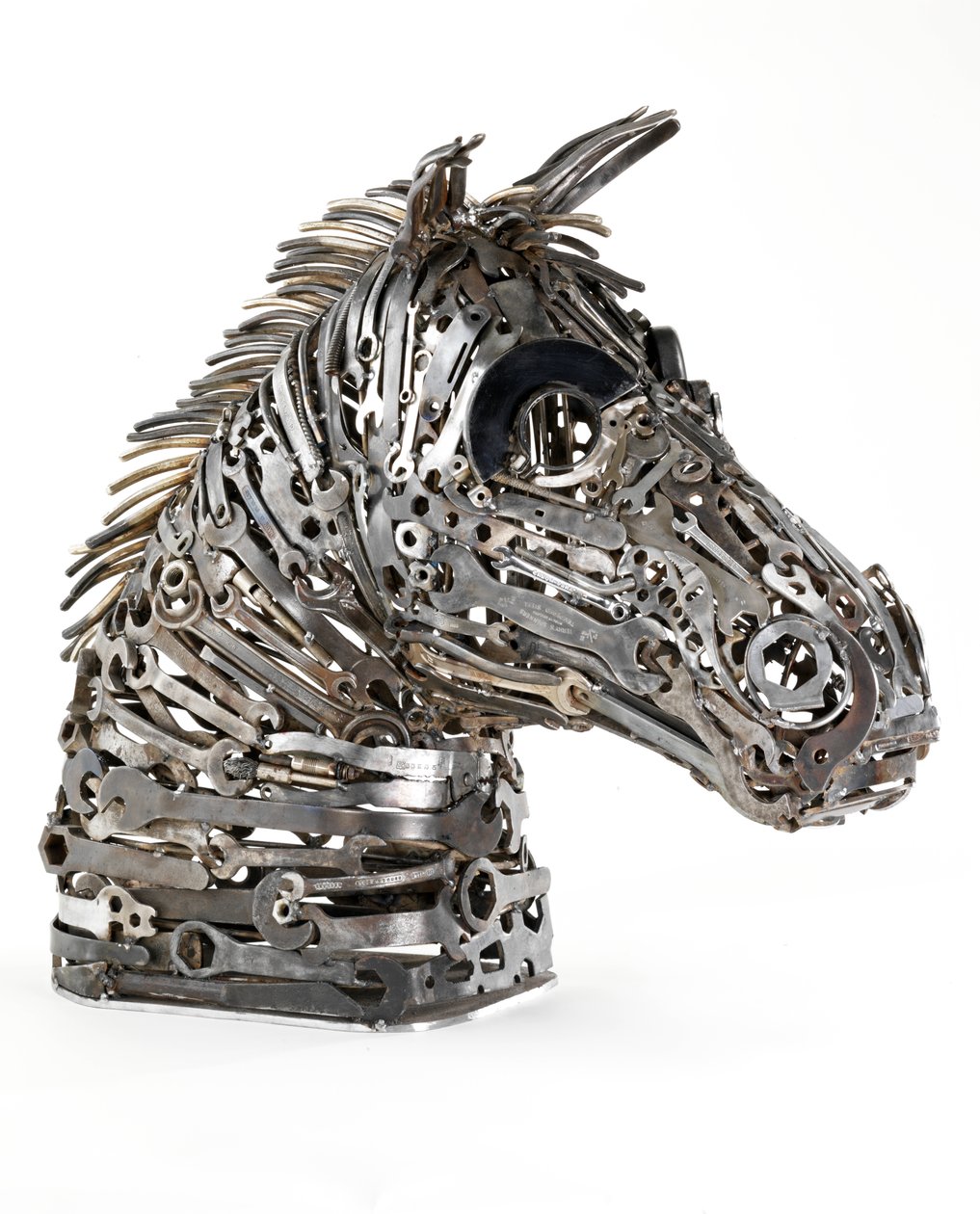 Warhorse (metal, chaves inglesas, ferramentas e objetos encontrados) (veja também 440479) de Lawrie Simonson
