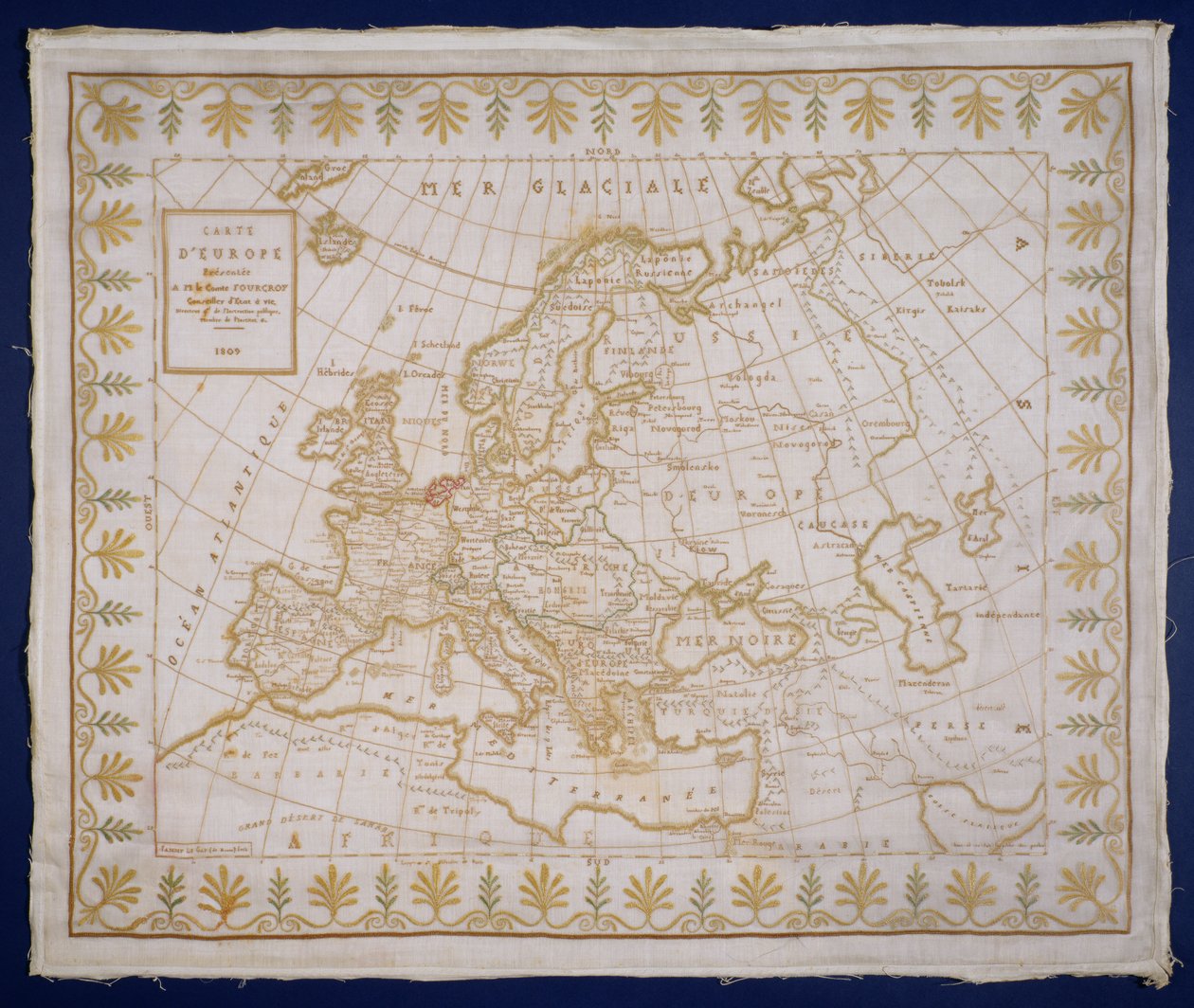 T.143-1938 Fato de amostra com um mapa da Europa cosido por Fanny Le Gay, oferecido a M. le Comte Fourgroy, francês de Le Gay