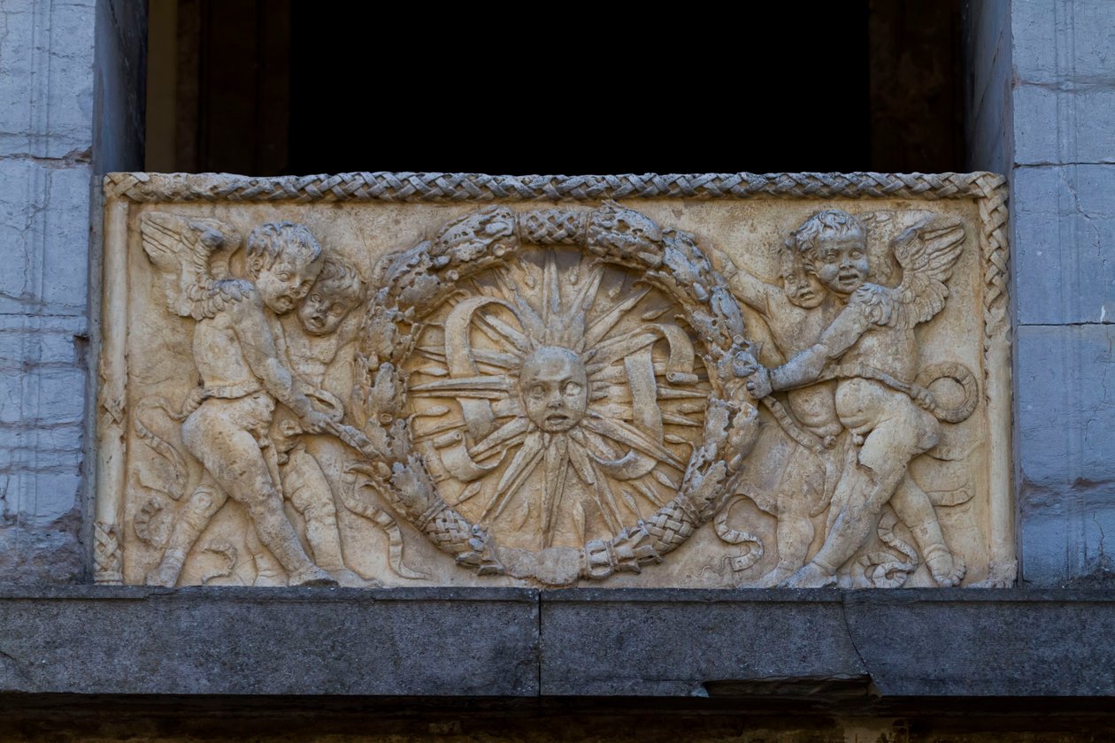 Placa de balaustrada com sol radiante em grinalda, baixo relevo na fachada da igreja de San Sebastiano de Leon Battista Alberti