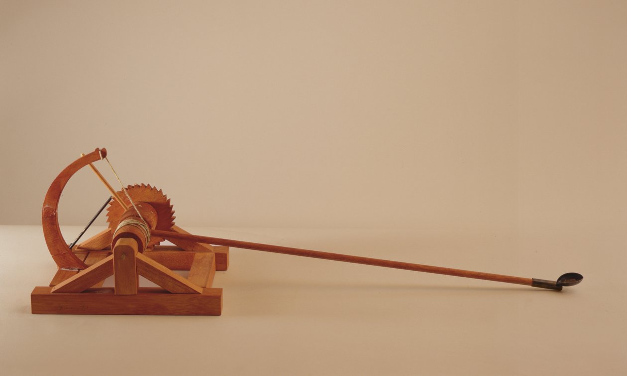 Modelo de reconstrução do projeto de da Vinci para uma catapulta (madeira, metal e corda) de Leonardo da Vinci