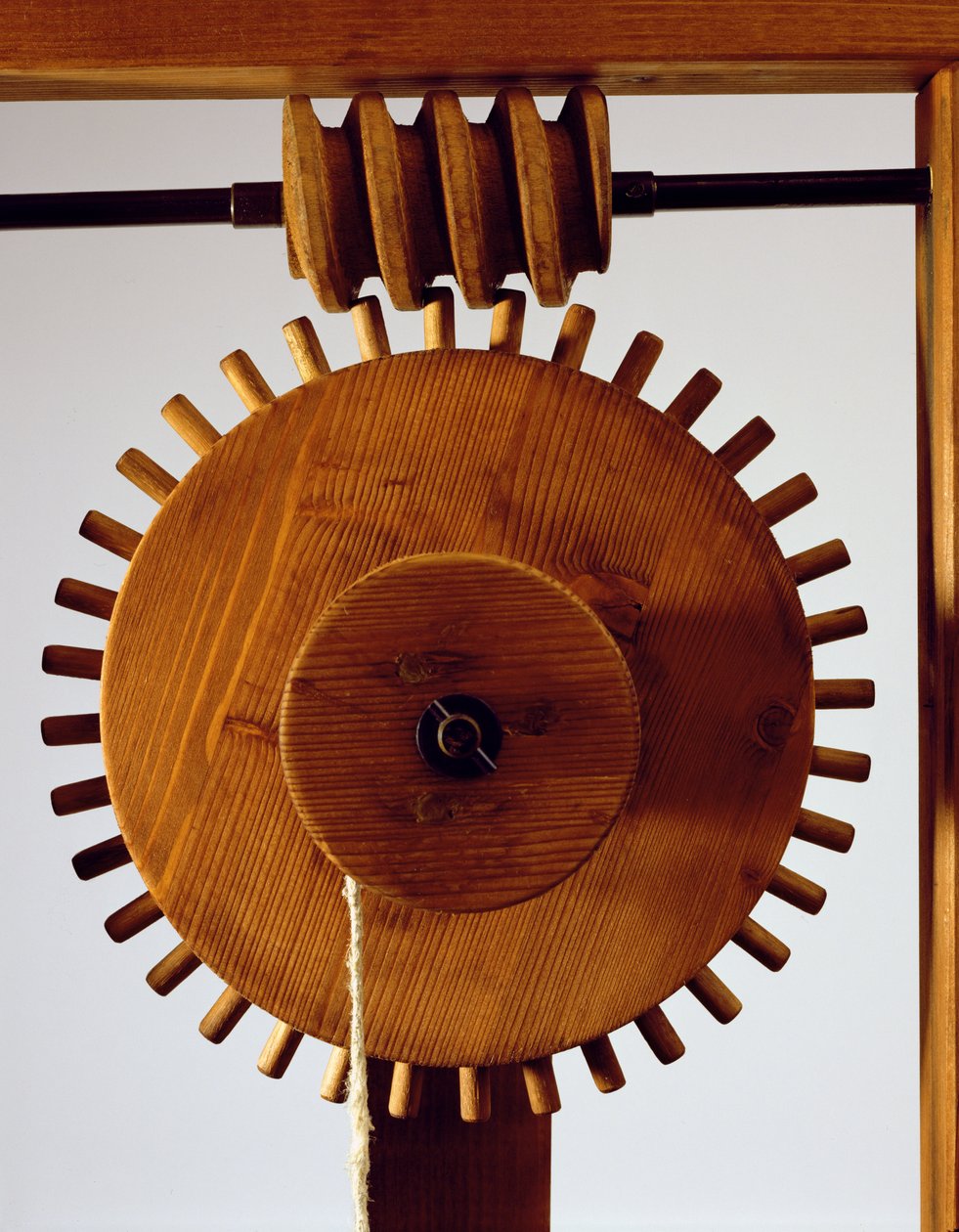 Modelo de reconstrução do projeto de da Vinci para um mecanismo helicoidal (madeira, metal e corda) de Leonardo da Vinci