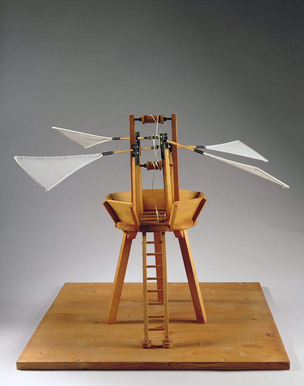 Modelo de reconstrução do projeto de da Vinci para um ornitóptero vertical (madeira, tecido e corda) de Leonardo da Vinci