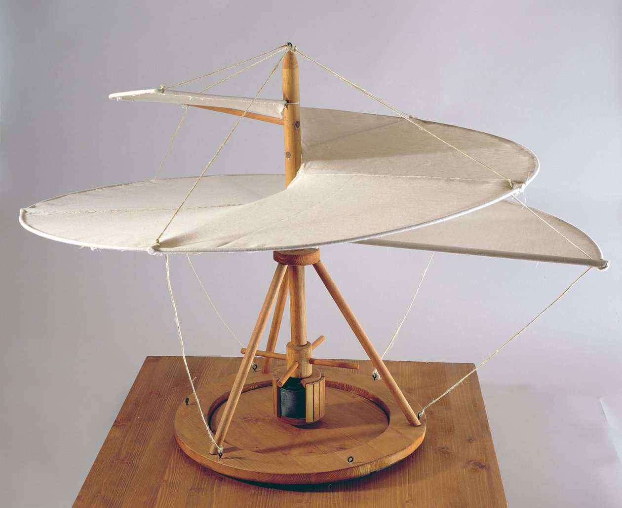 Modelo de reconstrução do projeto de da Vinci para um parafuso aéreo (madeira, tecido e corda) de Leonardo da Vinci