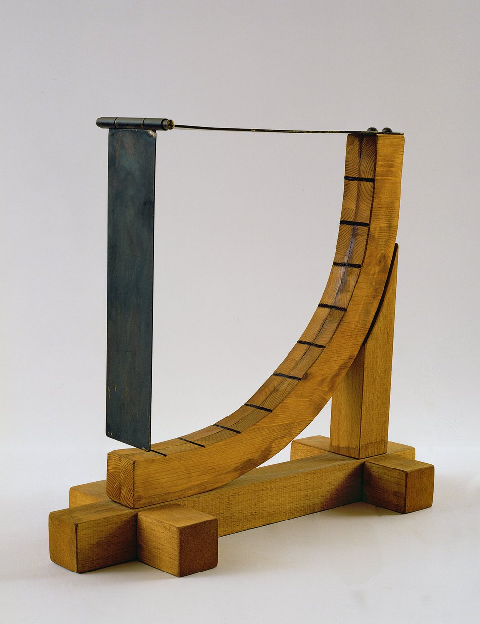 Reconstrução do projeto de da Vinci para um anemômetro (madeira e metal) de Leonardo da Vinci