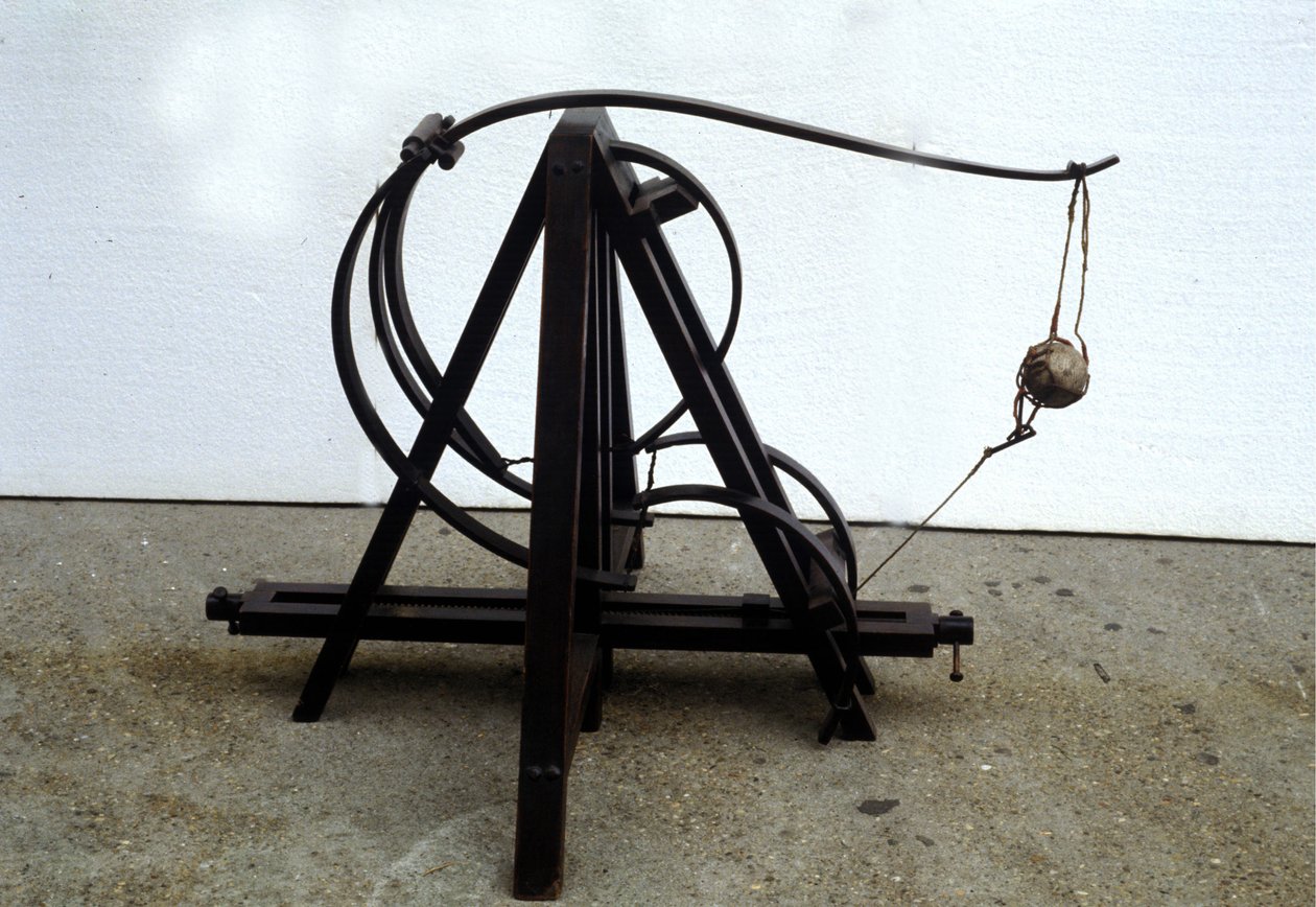 Uma catapulta. Modelo do desenho de Leonardo da Vinci (Leonardo da Vinci). Museu de Ciência e Tecnologia, Milão. de Leonardo da (after) Vinci