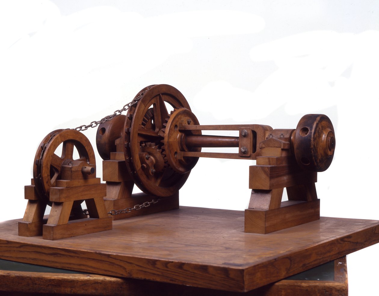 Modelo em madeira (modelo) de engrenagens e rodas é baseado no design de Leonardo da Vinci (Leonard de Vinci) (1452-1519) Museu da Ciência e Tecnologia, Milão. de Leonardo da (after) Vinci