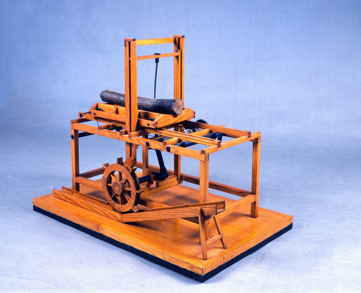 Modelo em madeira (modelo) de serra hidráulica operada por engrenagens e água. Feito após desenho por Leonardo da Vinci (Leonard de Vinci) (1452-1519) Museu da Ciência e Tecnologia, Milão. de Leonardo da (after) Vinci
