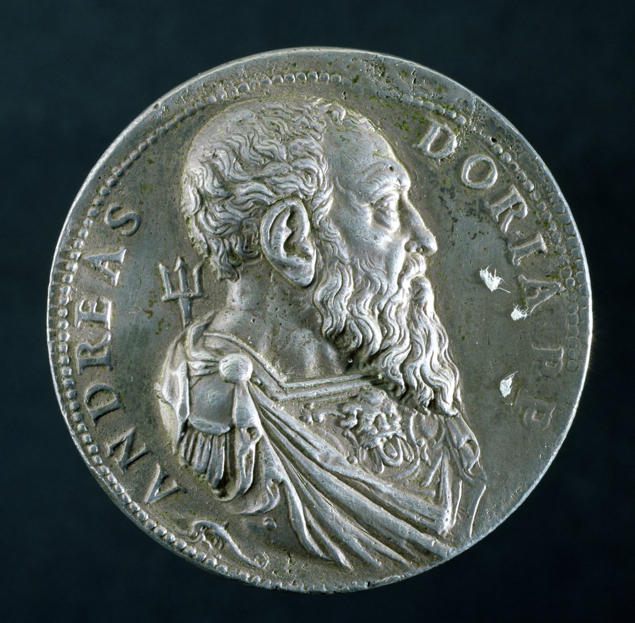 Medalhão de retrato de Andrea Doria (1466-1560) (anverso), c.1541 (prata) (ver 122338 para reverso) de Leone Leoni