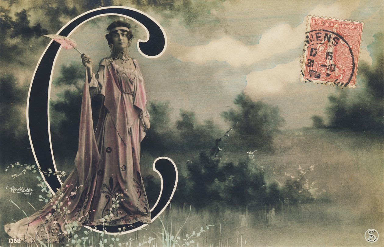 Letra C maiúscula: Lucienne Roger, artista meio mundana da Belle Époque... ,1906 (fotografia) de Leopold Emile Rutlinger