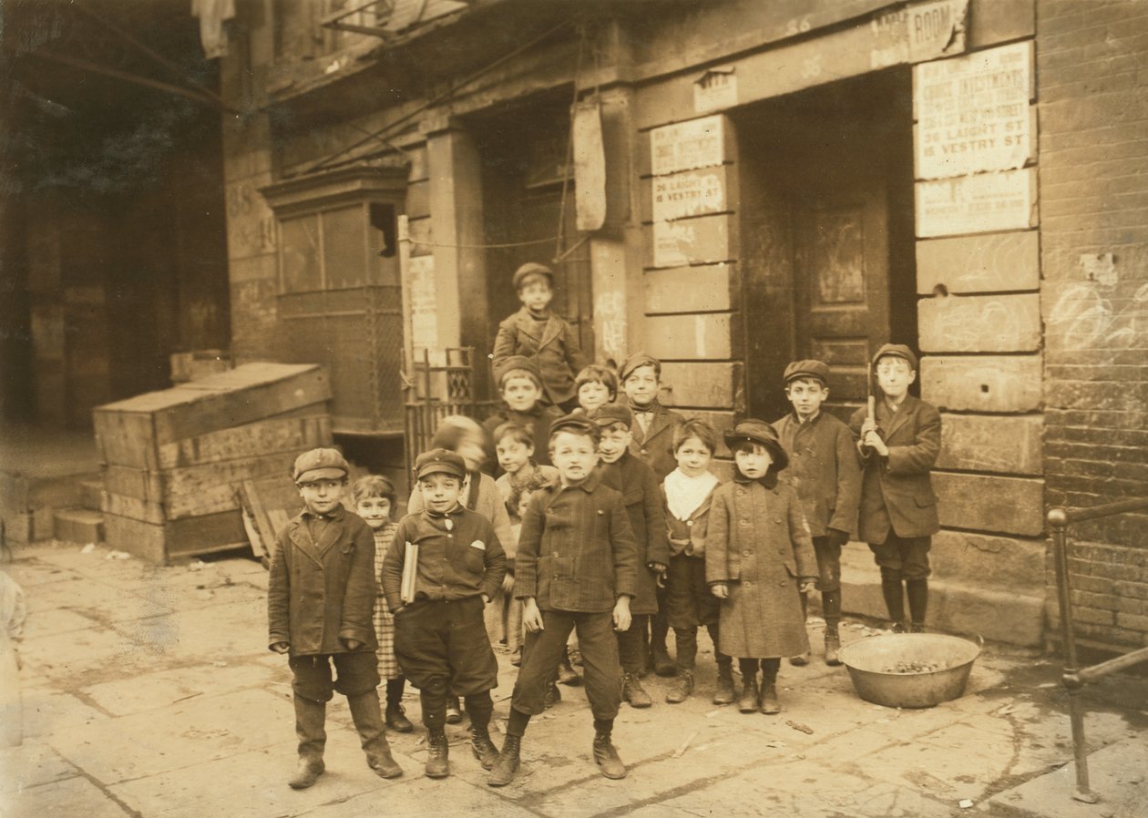 Crianças fora do cinema à noite, 1910 de Lewis Wickes Hine