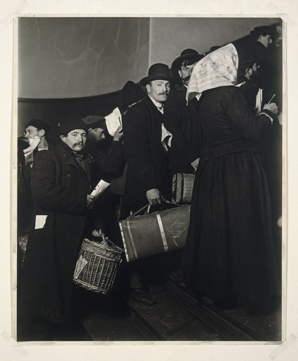 Subindo à Terra Prometida, Ellis Island, 1908 (foto de gelatina prateada) de Lewis Wickes Hine
