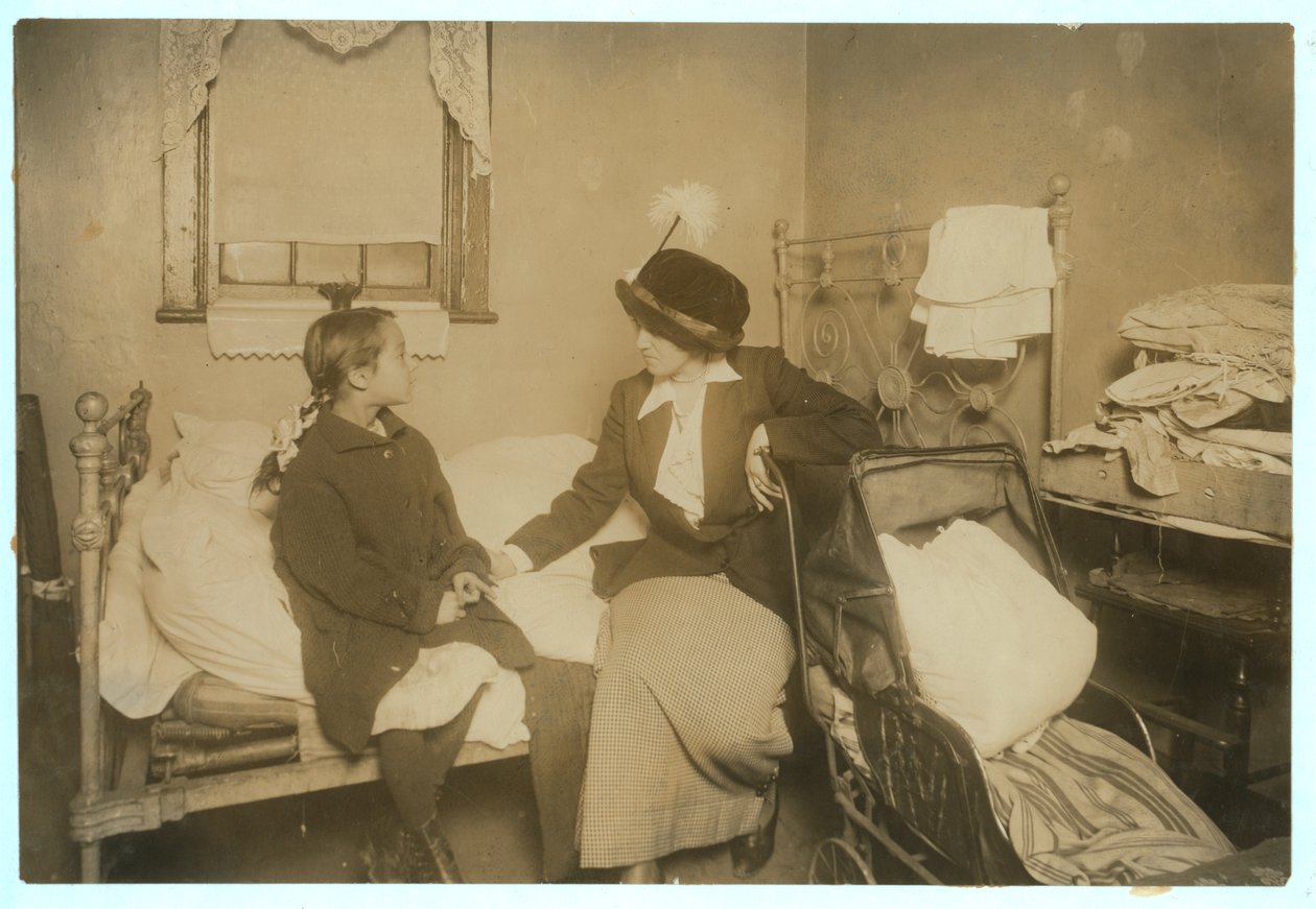Investigador conversando com Ida List, 124 Ridge Street, Nova York, 16 de setembro de 1913 de Lewis Wickes Hine