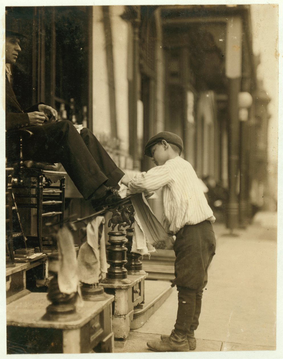 Michael Mero, 2 West 4th St. Bootblack, 12 anos de idade, trabalhando um ano por vontade própria. Não fume. Saia depois das 11 da noite de 21 de maio. Normalmente funciona 6 horas por dia. Localização: Wilmington, Delaware. de Lewis Wickes Hine