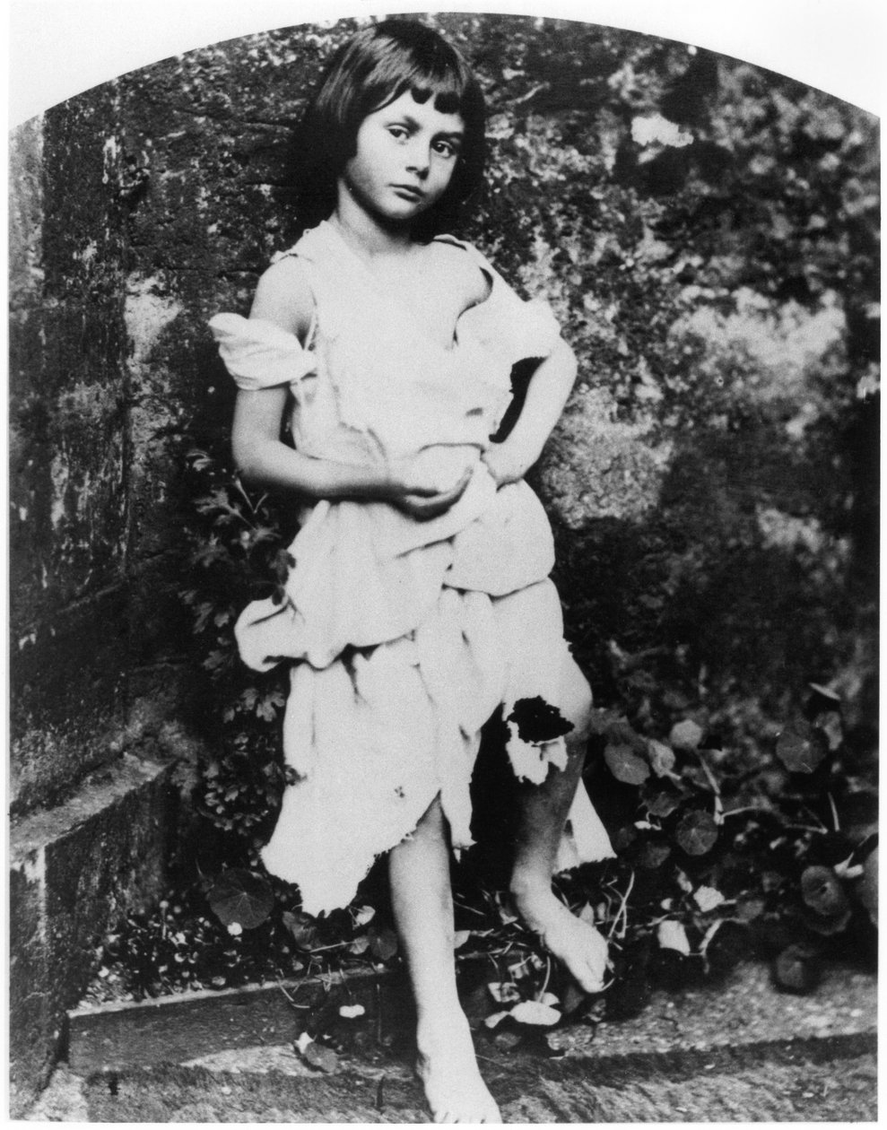 Alice Pleasance Liddell (1852-1934) como a empregada mendigo de Lewis Carroll