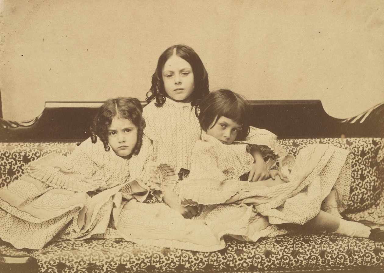 Edith, Ina e Alice Liddell num Sofá, Verão de 1858. de Lewis Carroll