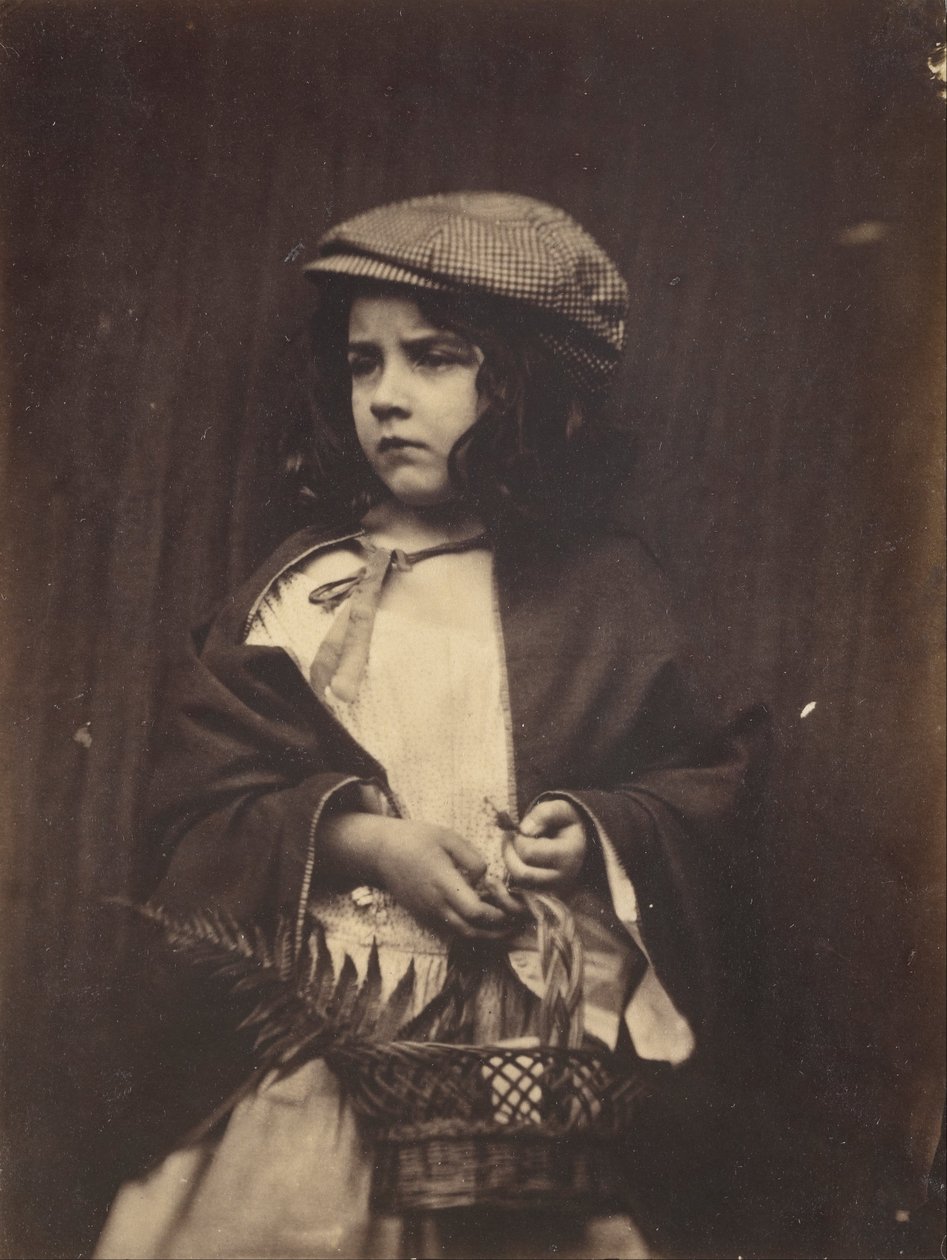 Jovem segurando uma cesta de Lewis Carroll