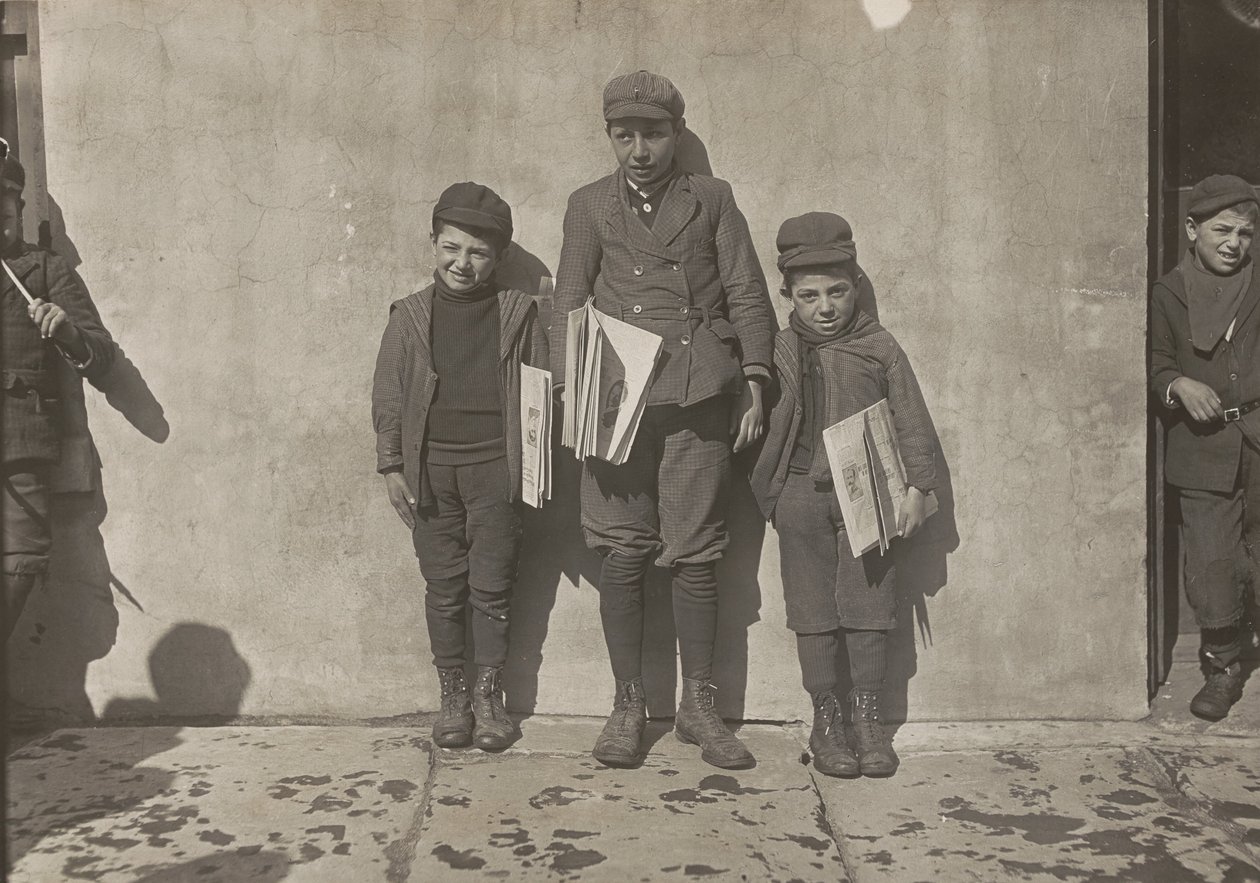 John Pento, 14 anos, Daniel e Angelo Pento, 7 anos, vendendo jornais, Hartford, Connecticut de Lewis Hine