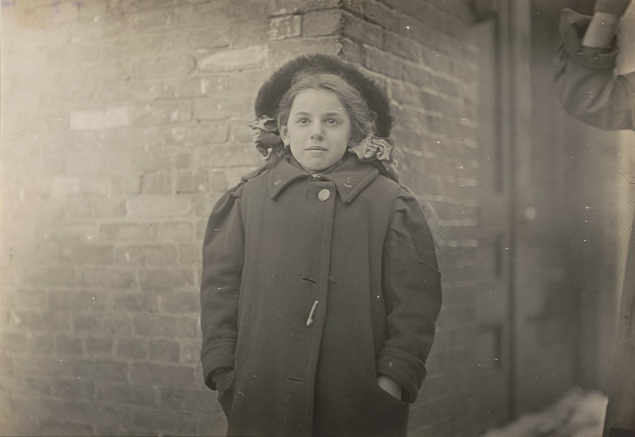 Mery Horn, a hunchback condition aggravated by the heavy load of papers she carried. Hartford, Connecticut, March 1909 de Lewis Hine