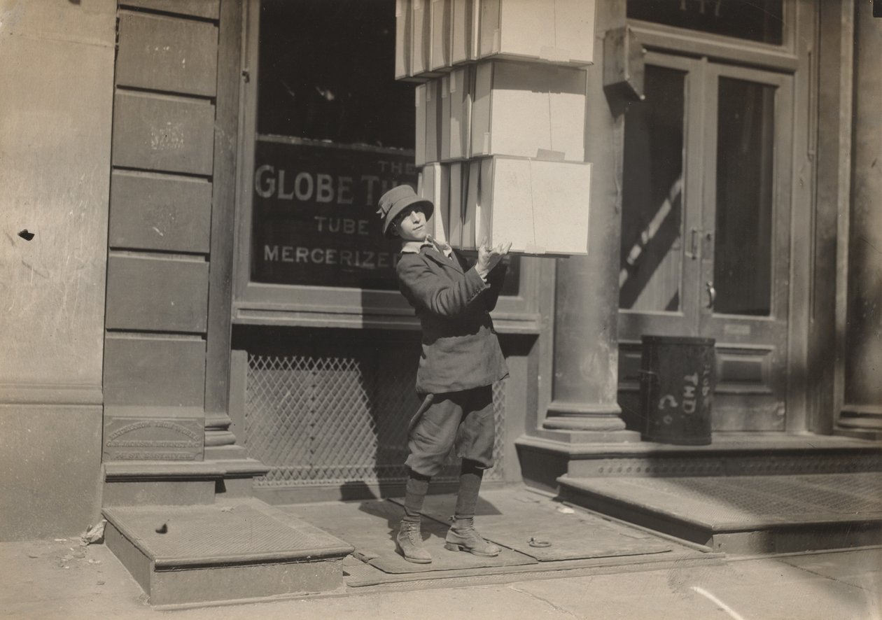 Garoto do vagão ou "rabo" ajudando a carregar o vagão de Lewis Hine
