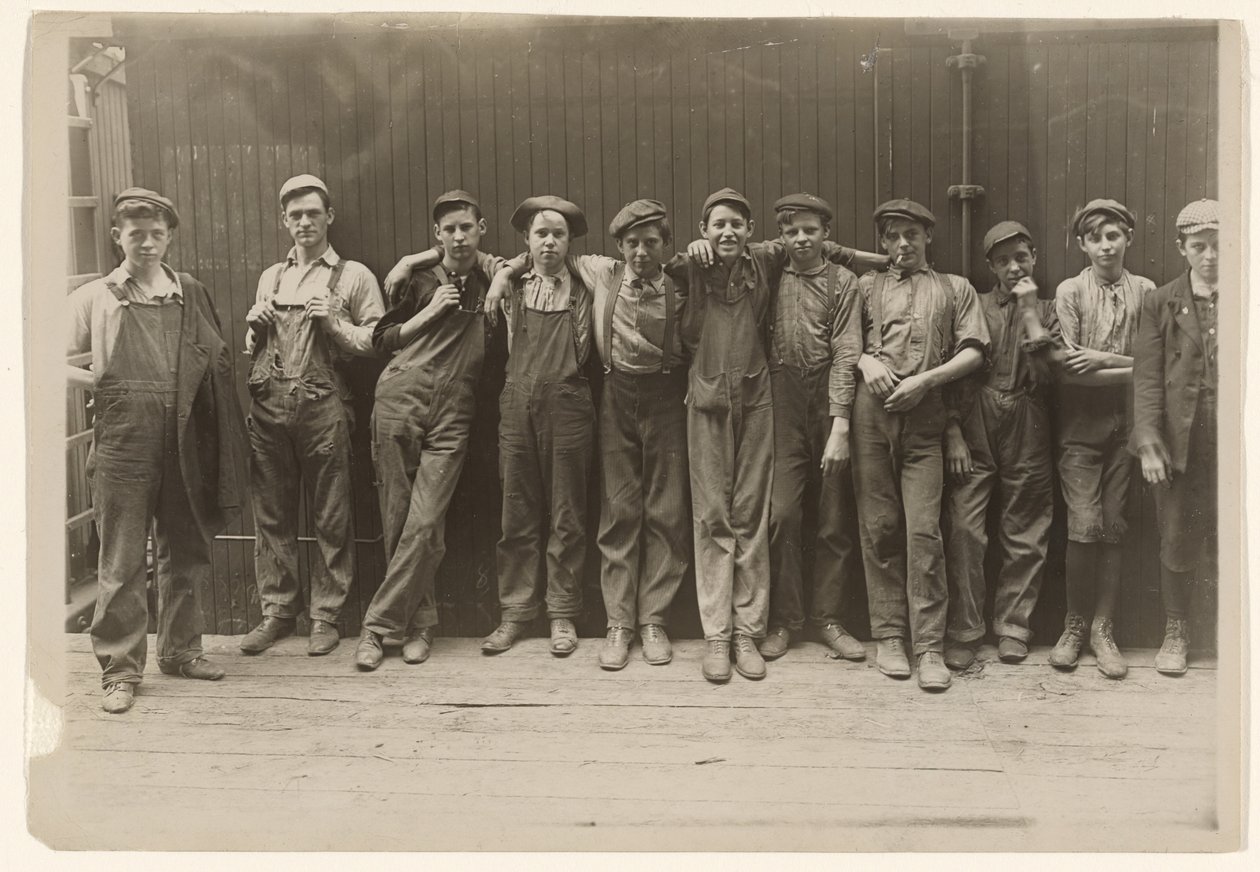 Um grupo de jovens a trabalhar numa fábrica de conservas em Indianápolis, Indiana de Lewis W. Hine
