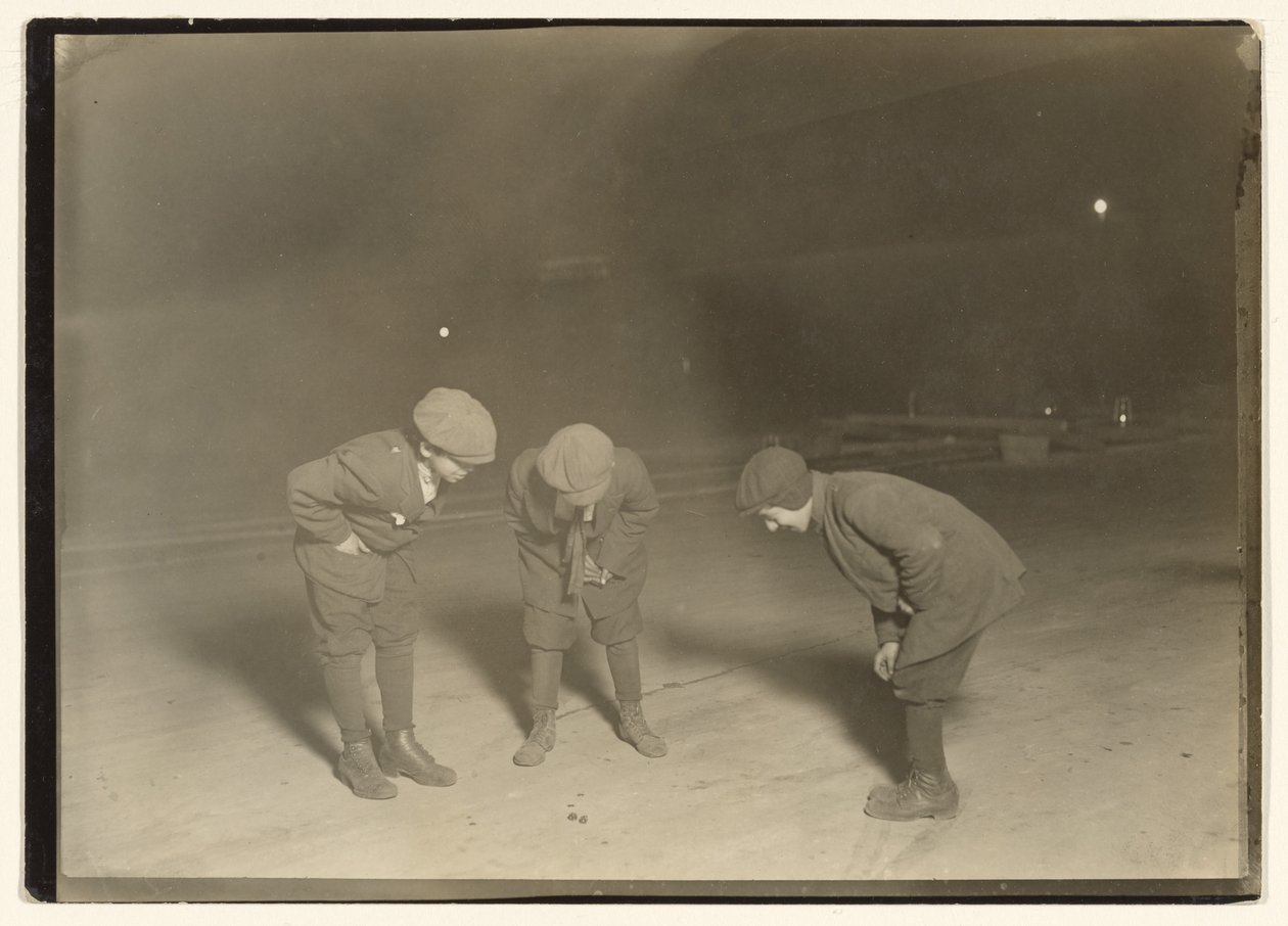 Um jogo de merda à meia-noite. de Lewis W. Hine