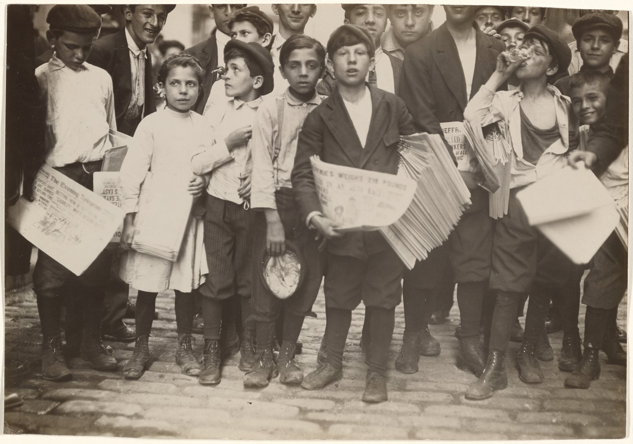 [Multidão de Newsies, incluindo uma rapariga] de Lewis W. Hine