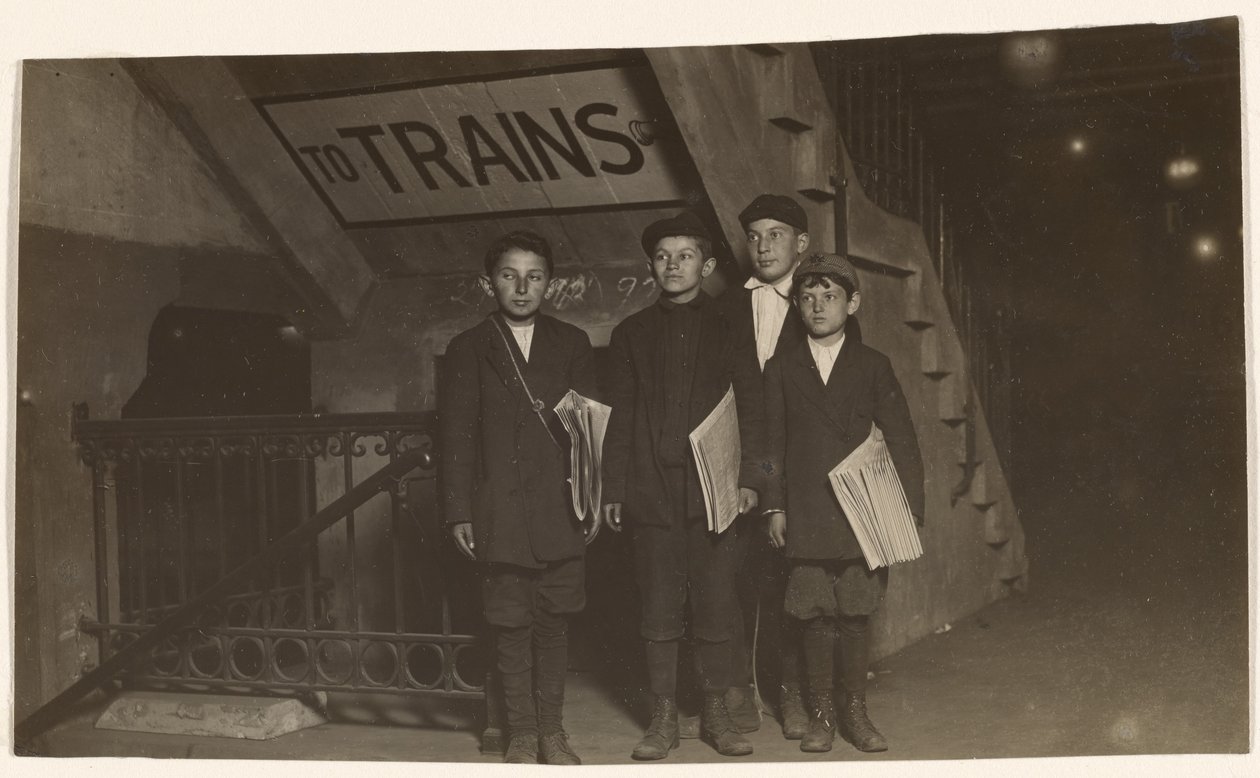 [Quatro Newsies numa entrada do metro, Nova Iorque]. de Lewis W. Hine