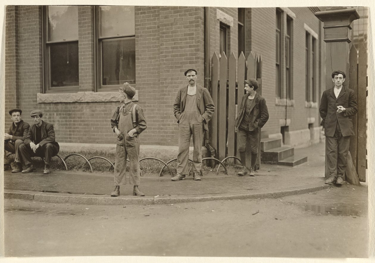 [Grupo de homens e rapazes reunidos no exterior]. de Lewis W. Hine