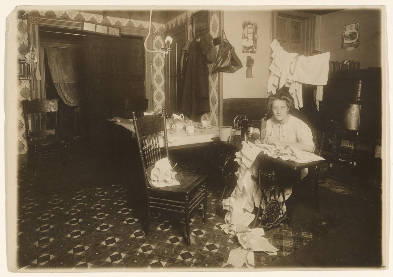 [Trabalho doméstico (Mulher na máquina de costura)] de Lewis W. Hine