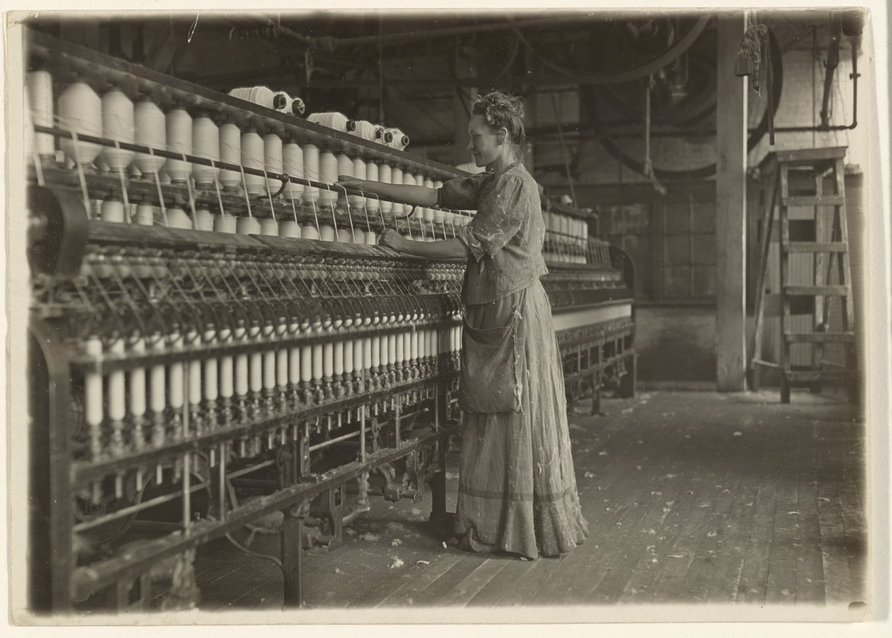Numa fábrica de têxteis à moda antiga (fiação). de Lewis W. Hine