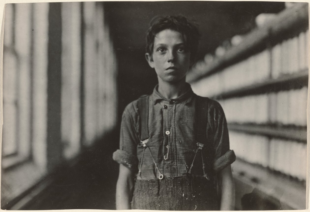 Jo Bodeon, um "back-roper" na sala das mulas. Fábrica de algodão Chase, Burlington, Vermont de Lewis W. Hine