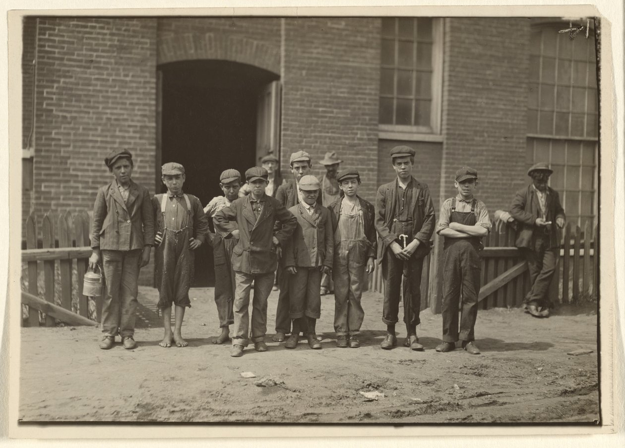 [Trabalhadores do moinho fora do moinho, Massachusetts] de Lewis W. Hine