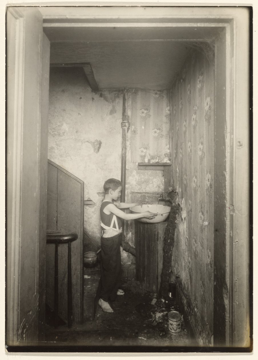 Uma torneira para todo o andar do cortiço, N.Y. de Lewis W. Hine