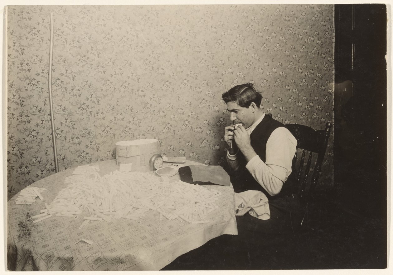 Enrolar cigarros em N.Y. Tenement/[Trabalho de casa] de Lewis W. Hine