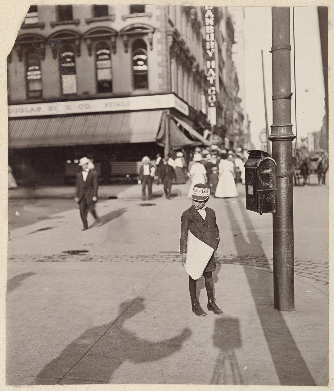 [Autorretrato com jornaleiro]. de Lewis W. Hine